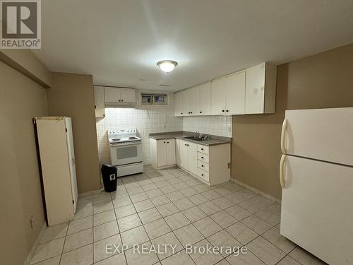 3690 Ellengale Drive, Mississauga, ON - Indoor Photo Showing Kitchen