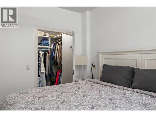1075 Sunset Drive Unit# 2107, Kelowna, BC - Indoor Photo Showing Bedroom