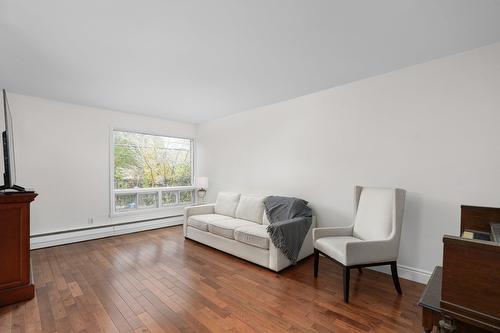 Salon - 145 Rue Beacon, Kirkland, QC 