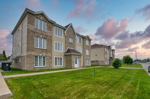 Façade - E-208 Rue St-Joseph, Sainte-Anne-Des-Plaines, QC - Outdoor