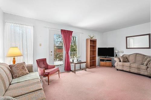 Salon - 468 Rue John-Egan, Gatineau (Aylmer), QC 