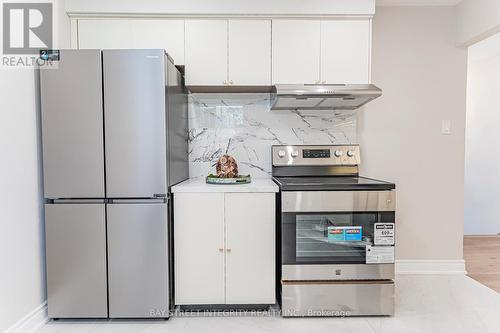 323 Clifton Road, Kitchener, ON - Indoor Photo Showing Kitchen