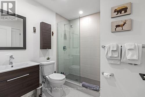 Semi-private ensuite - 104 - 10 Beausoleil Lane, Blue Mountains, ON - Indoor Photo Showing Bathroom