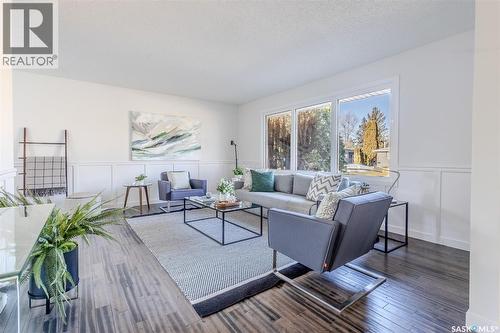 73 Red River Road, Saskatoon, SK - Indoor Photo Showing Living Room