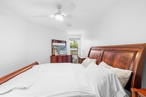 204-9725 Fourth St, Sidney, BC - Indoor Photo Showing Bedroom