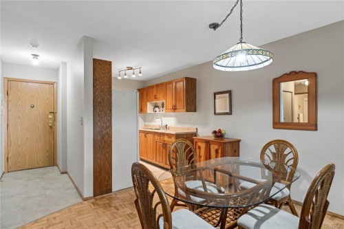 202-130 Sunningdale Rd East, Qualicum Beach, BC - Indoor Photo Showing Dining Room