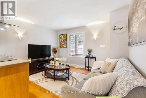 A - 848 Willow Avenue, Ottawa, ON - Indoor Photo Showing Living Room
