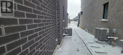 Side alley - 2514 Castlegate Crossing, Pickering, ON - Outdoor