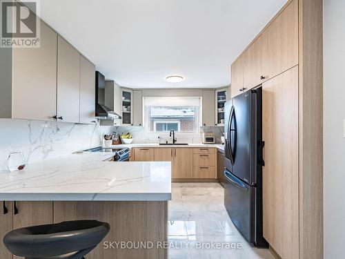 3878 Midhurst Lane, Mississauga, ON - Indoor Photo Showing Kitchen With Upgraded Kitchen