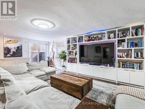 3878 Midhurst Lane, Mississauga, ON - Indoor Photo Showing Living Room