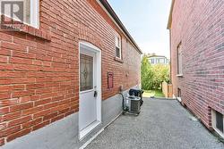 Separate side entrance + walk-out from backyard - 