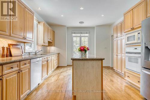 8 - 1205 Clarkson Road N, Mississauga, ON - Indoor Photo Showing Kitchen