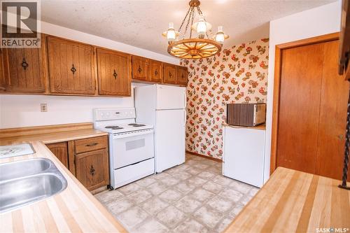 31 Trifunov Crescent, Regina, SK - Indoor Photo Showing Kitchen With Double Sink