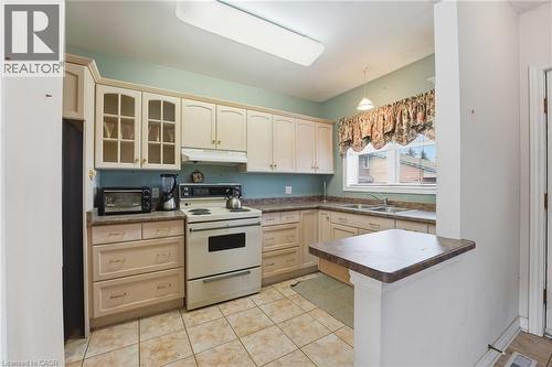 4850 Hillside Drive, Beamsville, ON - Indoor Photo Showing Kitchen With Double Sink