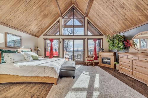 Chambre à coucher principale - 7 Av. Du Rocher, Lac-Delage, QC - Indoor Photo Showing Bedroom With Fireplace