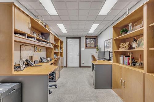 Bureau des secrétaires - 7 Av. Du Rocher, Lac-Delage, QC - Indoor