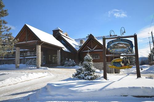 Frontage - 124-2396 Rue Labelle, Mont-Tremblant, QC - Outdoor