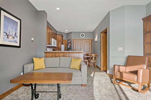 Living room - 124-2396 Rue Labelle, Mont-Tremblant, QC - Indoor Photo Showing Living Room