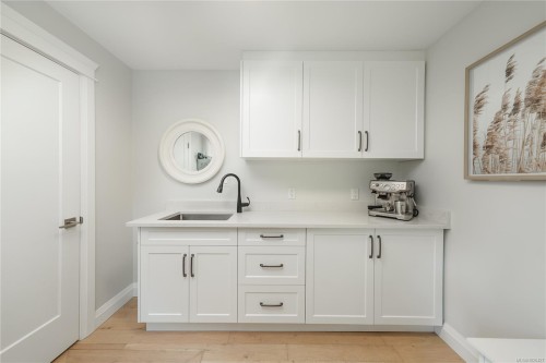 2780 Arbutus Rd, Saanich, BC 