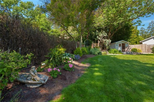 2780 Arbutus Rd, Saanich, BC 