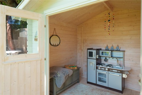 2780 Arbutus Rd, Saanich, BC 