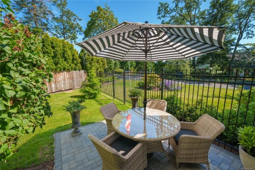 2780 Arbutus Rd, Saanich, BC 