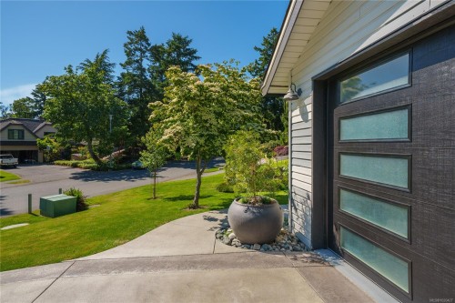 2780 Arbutus Rd, Saanich, BC 