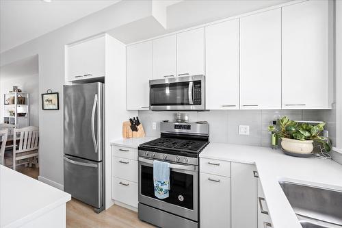 40-13098 Shoreline Way, Lake Country, BC - Indoor Photo Showing Kitchen