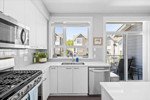 40-13098 Shoreline Way, Lake Country, BC - Indoor Photo Showing Kitchen With Double Sink