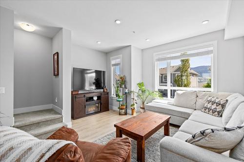 40-13098 Shoreline Way, Lake Country, BC - Indoor Photo Showing Living Room