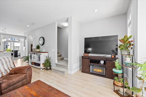40-13098 Shoreline Way, Lake Country, BC - Indoor Photo Showing Living Room