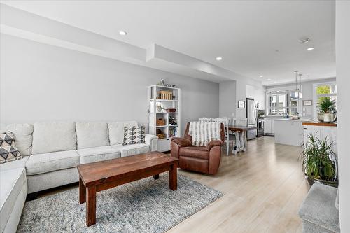 40-13098 Shoreline Way, Lake Country, BC - Indoor Photo Showing Living Room