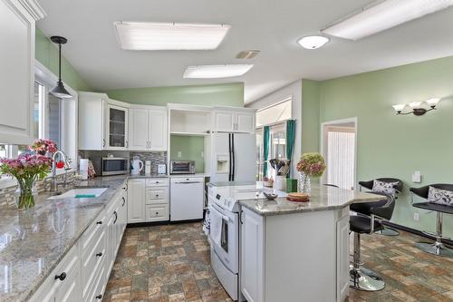 409 33Rd Avenue, Erickson, BC - Indoor Photo Showing Kitchen