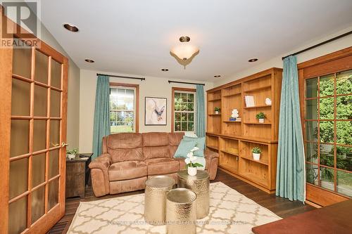 4698 Sandy Cove Drive, Lincoln (Lincoln Lake), ON - Indoor Photo Showing Living Room