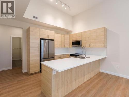 301-202 Lowe Street, Whitehorse, YT - Indoor Photo Showing Kitchen