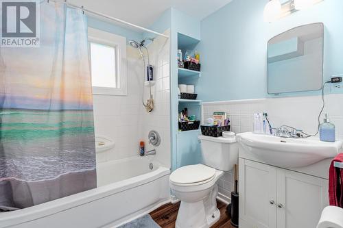 16 Halls Road, St. John'S, NL - Indoor Photo Showing Bathroom