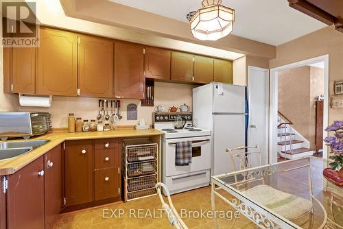 1394 Strathy Avenue, Mississauga, ON - Indoor Photo Showing Kitchen With Double Sink