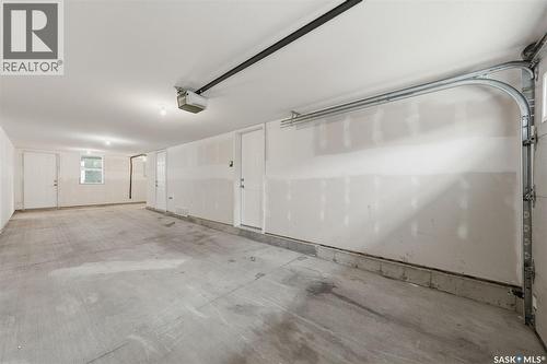 560 Pringle Crescent, Saskatoon, SK - Indoor Photo Showing Garage