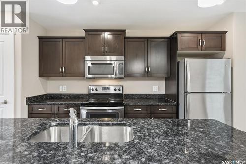 560 Pringle Crescent, Saskatoon, SK - Indoor Photo Showing Kitchen With Stainless Steel Kitchen With Double Sink With Upgraded Kitchen
