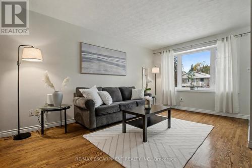 111 First Avenue, Cambridge, ON - Indoor Photo Showing Living Room
