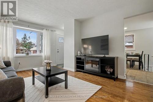 111 First Avenue, Cambridge, ON - Indoor Photo Showing Living Room