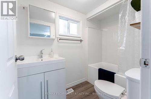 284 Paling Avenue, Hamilton, ON - Indoor Photo Showing Bathroom
