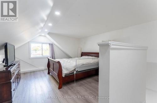284 Paling Avenue, Hamilton, ON - Indoor Photo Showing Bedroom