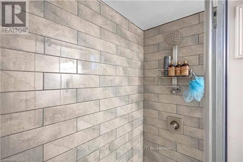 16 Jessica Street, Hamilton, ON - Indoor Photo Showing Bathroom