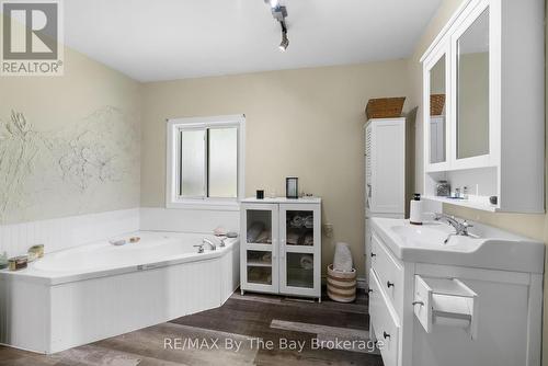11 39Th Street S, Wasaga Beach, ON - Indoor Photo Showing Bathroom