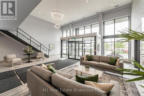 215 - 35 Kingsbury Square, Guelph (Pineridge/Westminster Woods), ON - Indoor Photo Showing Living Room