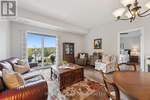 215 - 35 Kingsbury Square, Guelph (Pineridge/Westminster Woods), ON - Indoor Photo Showing Living Room