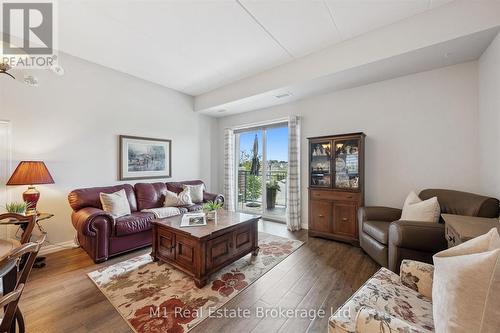 215 - 35 Kingsbury Square, Guelph (Pineridge/Westminster Woods), ON - Indoor Photo Showing Living Room