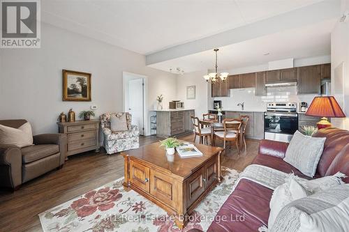 215 - 35 Kingsbury Square, Guelph (Pineridge/Westminster Woods), ON - Indoor Photo Showing Living Room
