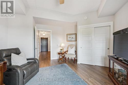 215 - 35 Kingsbury Square, Guelph (Pineridge/Westminster Woods), ON - Indoor Photo Showing Living Room